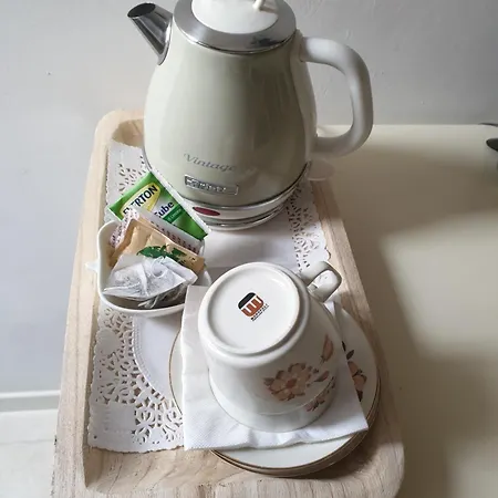 Dueterre & Host Amelia